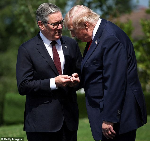 Donald Trump declarou que Keir Starmer 'irá renunciar' ao alimentar as expectativas de que o primeiro-ministro anunciará que deixará Downing Street já amanhã