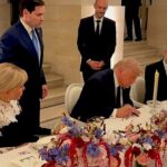 Trump assinou uma cópia física na quarta-feira enquanto jantava com o presidente francês Emmanuel Macron em Versalhes