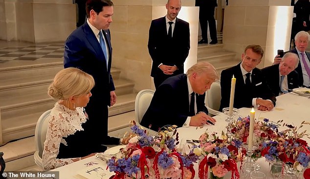 Trump assinou uma cópia física na quarta-feira enquanto jantava com o presidente francês Emmanuel Macron em Versalhes