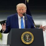 O presidente dos EUA, Donald Trump, fala após visitar a recém-designada aeronave presidencial Air Force One na Base Conjunta Andrews em 19 de junho