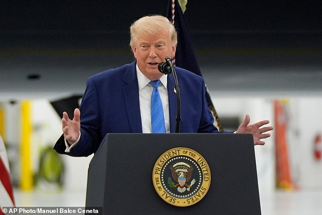 O presidente dos EUA, Donald Trump, fala após visitar a recém-designada aeronave presidencial Air Force One na Base Conjunta Andrews em 19 de junho