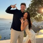 Dr. Alex George está noivo! A ex-estrela de Love Island fez a pergunta para sua namorada misteriosa durante uma viagem romântica à Grécia esta semana