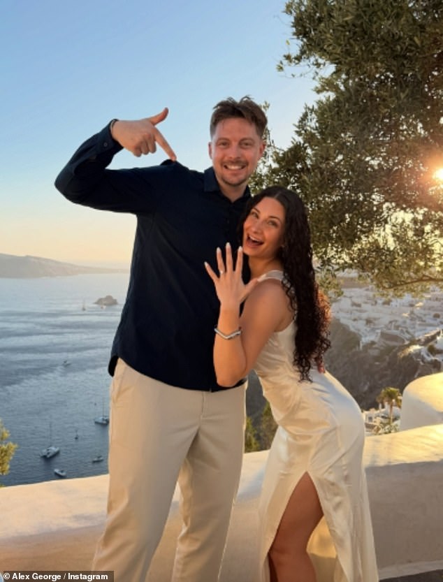 Dr. Alex George está noivo! A ex-estrela de Love Island fez a pergunta para sua namorada misteriosa durante uma viagem romântica à Grécia esta semana