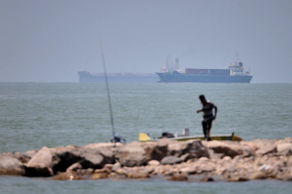 Drones iranianos atacam Bahrein e um navio é atingido no estreito após ataques aéreos dos EUA ao Irã