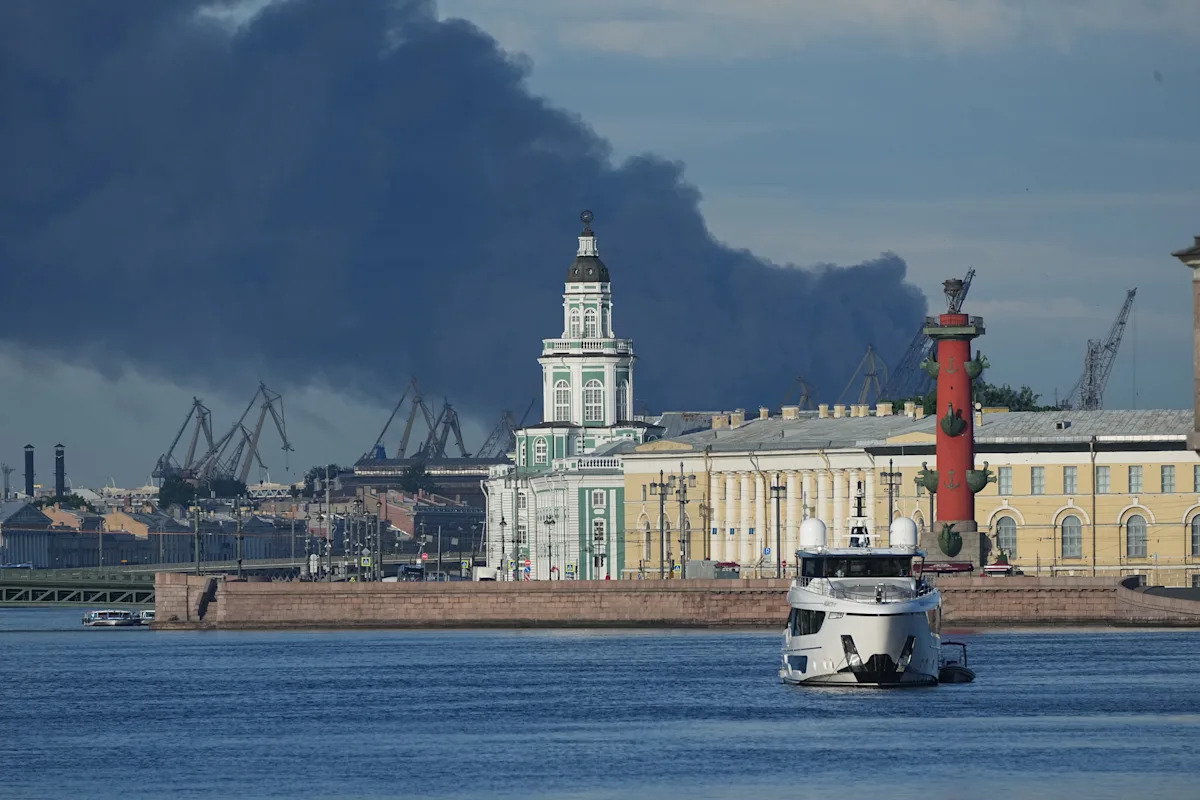 Drones ucranianos incendiaram um terminal petrolífero de São Petersburgo antes da visita de Putin