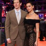 A cantora Dua Lipa está de volta da lua de mel, mas terá que esperar para ser carregada por Callum Turner, com obras em sua propriedade previstas para continuar até julho de 2027