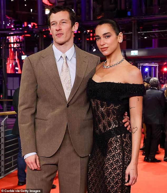 A cantora Dua Lipa está de volta da lua de mel, mas terá que esperar para ser carregada por Callum Turner, com obras em sua propriedade previstas para continuar até julho de 2027