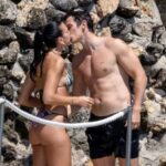 Dua Lipa e Callum Turner não conseguiram tirar as mãos um do outro mais uma vez enquanto continuavam sua turnê pela Itália repleta de PDAs em sua lua de mel