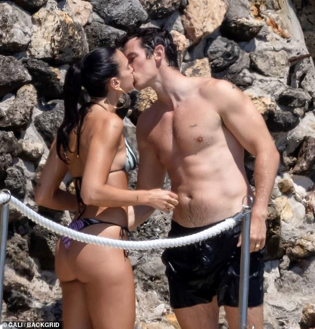 Dua Lipa e Callum Turner não conseguiram tirar as mãos um do outro mais uma vez enquanto continuavam sua turnê pela Itália repleta de PDAs em sua lua de mel