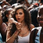 PARIS: Uma mulher se refresca com um leque de mão enquanto participa da Fête de la Musique anual em 21 de junho de 2026