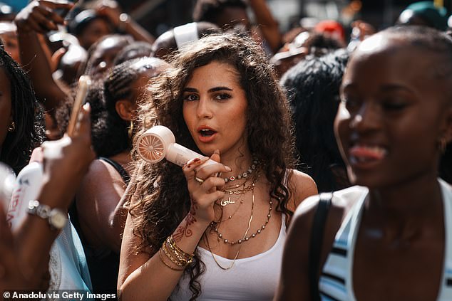PARIS: Uma mulher se refresca com um leque de mão enquanto participa da Fête de la Musique anual em 21 de junho de 2026