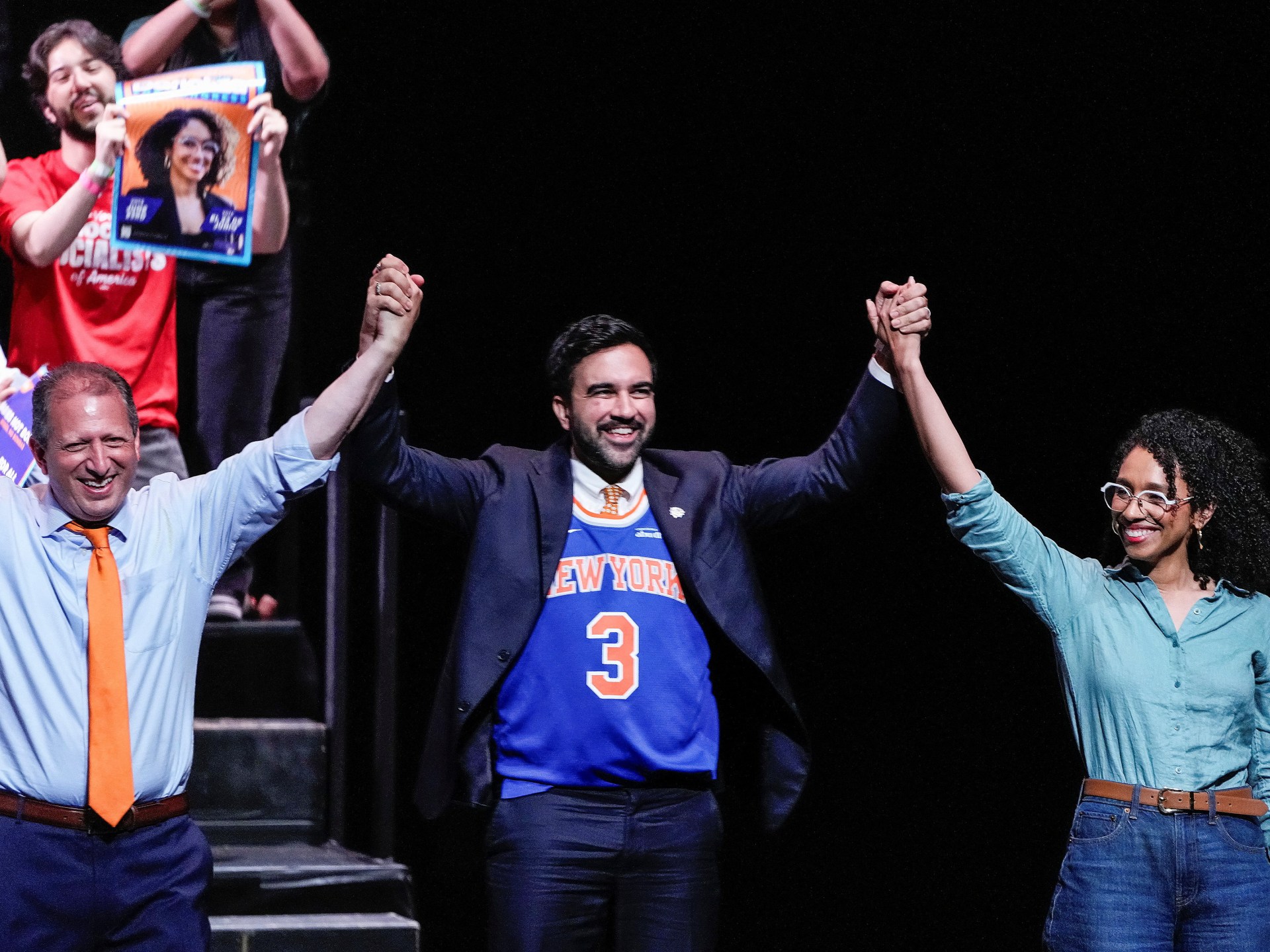 NOVA IORQUE, NOVA IORQUE - 19 DE JUNHO: O congressista democrata Dan Goldman fala com a mídia após votar com sua família na parte baixa de Manhattan em 19 de junho de 2026, na cidade de Nova York. Goldman, herdeiro da riqueza da família Levi Strauss, está atualmente em uma disputa acirrada por seu terceiro mandato contra o desafiante Brad Lander, ex-controlador da cidade de Nova York e candidato a prefeito em 2025. Spencer Platt/Getty Images/AFP (Foto de SPENCER PLATT / GETTY IMAGES NORTH AMERICA / Getty Images via AFP)