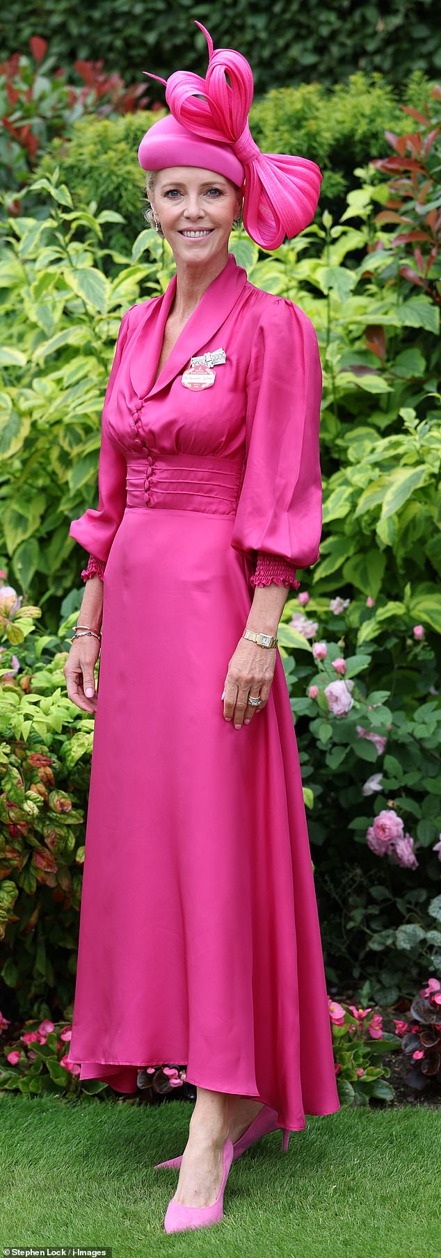 Pense rosa! Os frequentadores de corridas glamorosos aumentaram as apostas de estilo no Ladies Day of Royal Ascot hoje