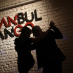 ENSAIO FOTOGRÁFICO: Onde o tango nunca dorme: por dentro da vibrante comunidade de dança de Istambul