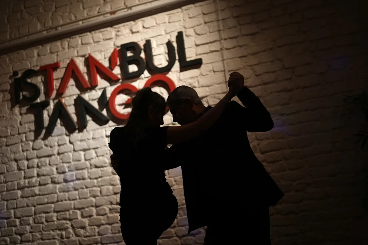 ENSAIO FOTOGRÁFICO: Onde o tango nunca dorme: por dentro da vibrante comunidade de dança de Istambul