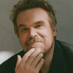 ESCUTE: David Harbour encontra um porto na tempestade em 'DTF St. Louis'; Resumo do tapete vermelho de "Toy Story 5"