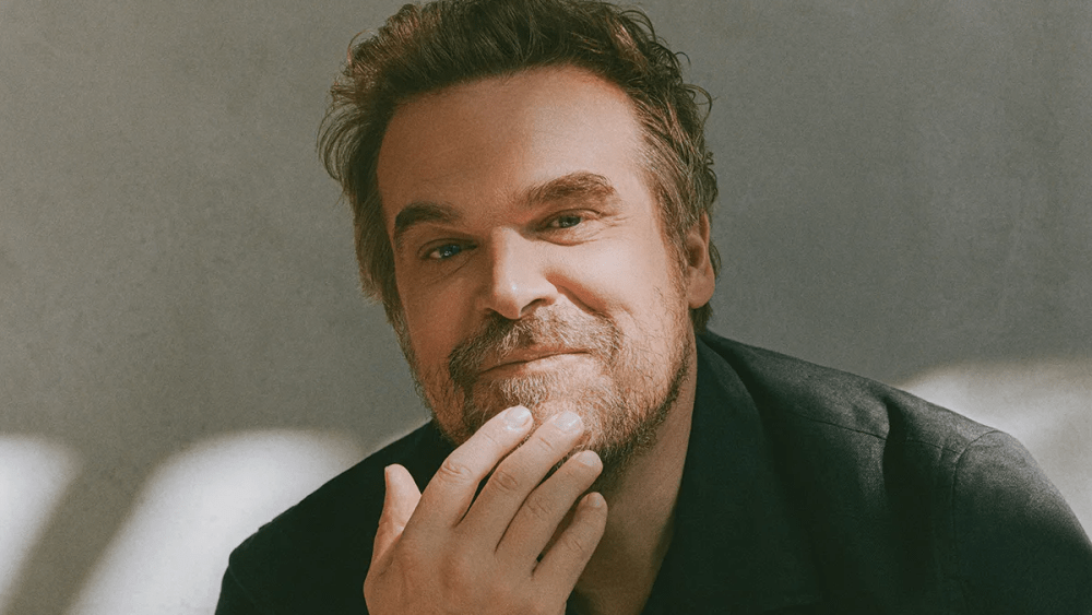 ESCUTE: David Harbour encontra um porto na tempestade em 'DTF St. Louis'; Resumo do tapete vermelho de "Toy Story 5"