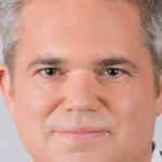 ESCUTE: O chefe da CNBC, KC Sullivan, sobre a transformação de seu negócio de TV linear em um mundo digital após a cisão da Versant: 'Estamos muito ofensivos'