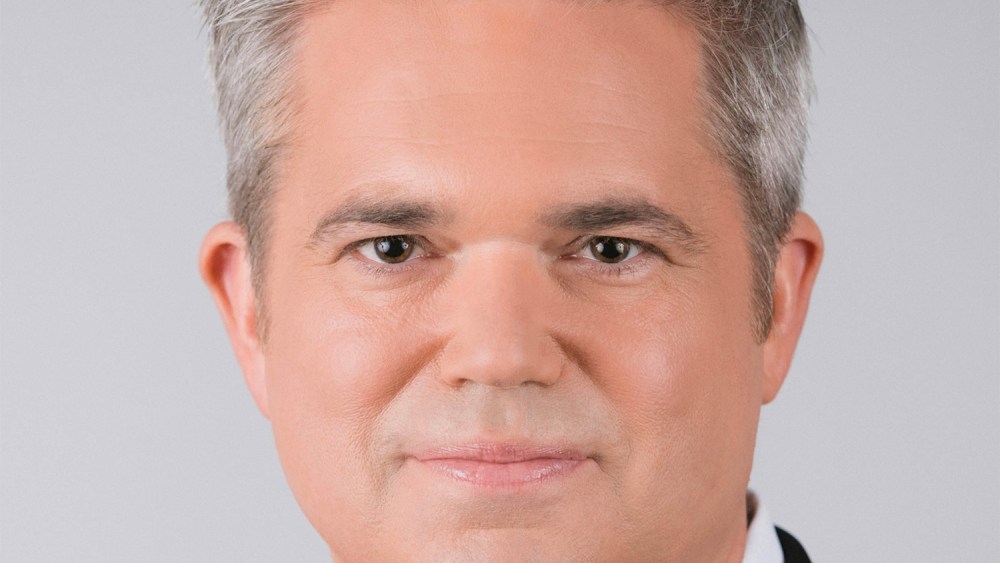 ESCUTE: O chefe da CNBC, KC Sullivan, sobre a transformação de seu negócio de TV linear em um mundo digital após a cisão da Versant: 'Estamos muito ofensivos'