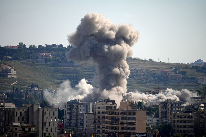 EUA dizem que atacaram instalações militares iranianas, Teerã responde com ataque a base aérea
