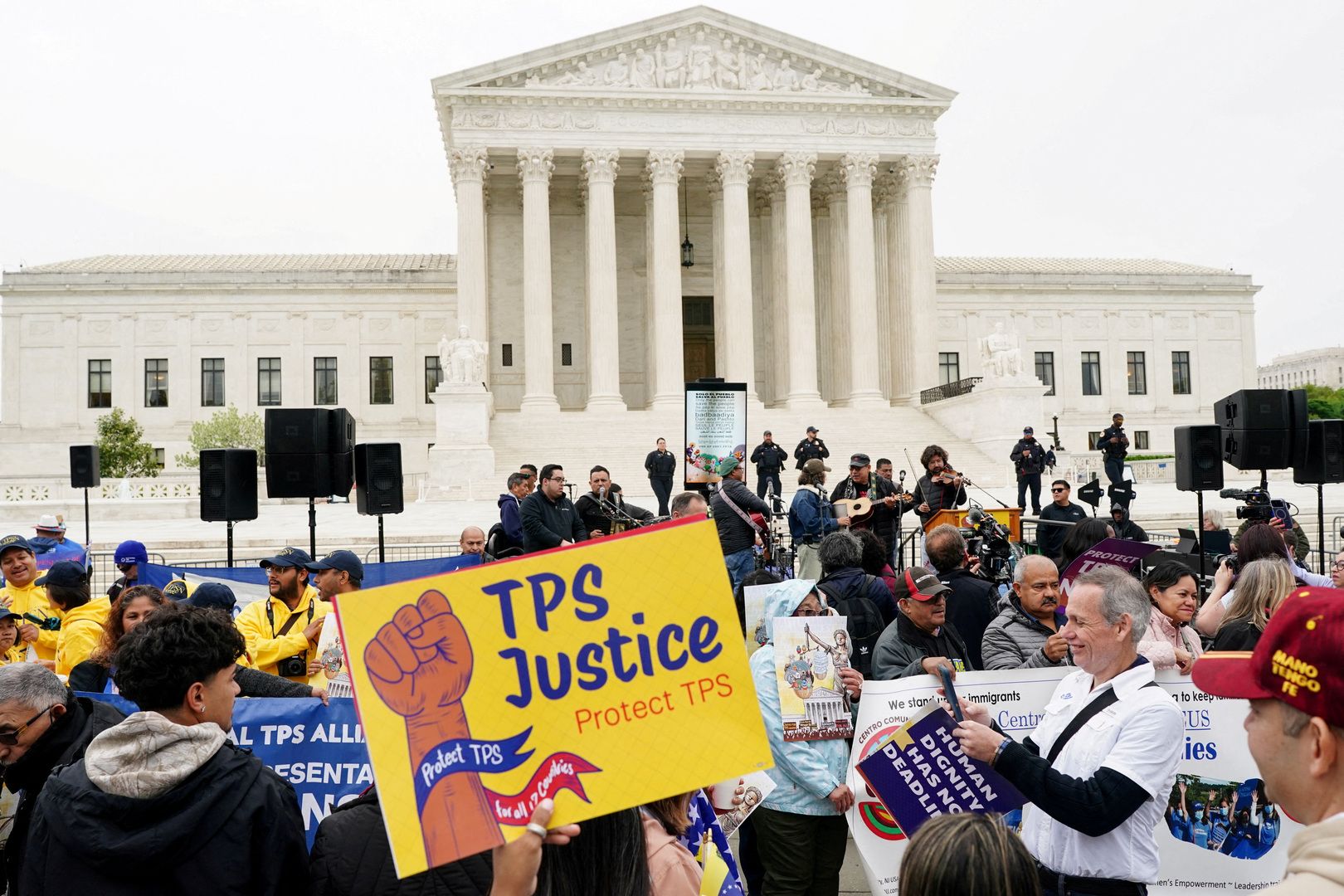 EUA encerram proteções de deportação (TPS) para haitianos e sírios