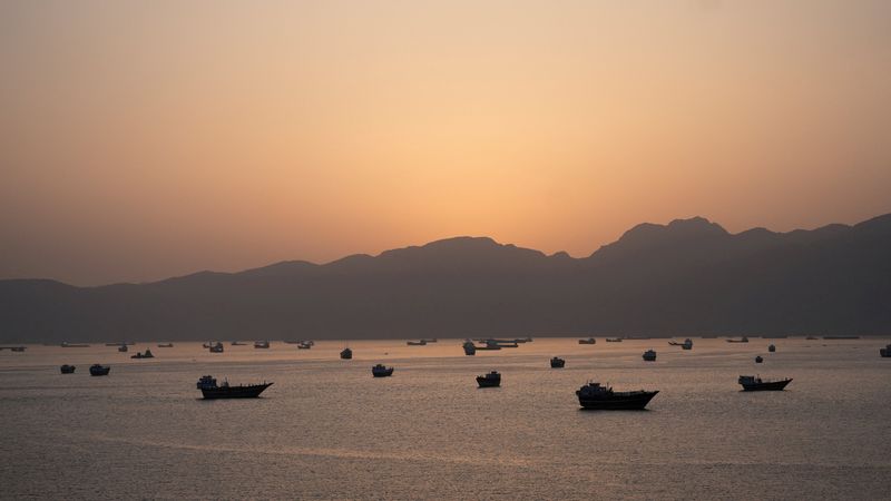EUA realizam novos ataques contra o Irã após ataque de navio-tanque em Ormuz, aumentando as hostilidades