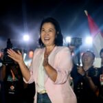 O presidente peruano Alberto Fujimori (à esquerda) e sua filha Keiko Fujimori chegam ao Biltmore Hotel em Coral Gables, Flórida, para um jantar privado oferecido pelo presidente dos EUA, Bill Clinton, em 9 de dezembro de 1994. - Roberto Schmidt/AFP/Getty Images/File