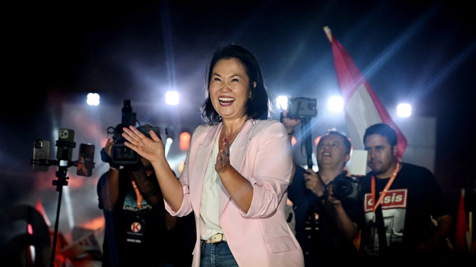 O presidente peruano Alberto Fujimori (à esquerda) e sua filha Keiko Fujimori chegam ao Biltmore Hotel em Coral Gables, Flórida, para um jantar privado oferecido pelo presidente dos EUA, Bill Clinton, em 9 de dezembro de 1994. - Roberto Schmidt/AFP/Getty Images/File