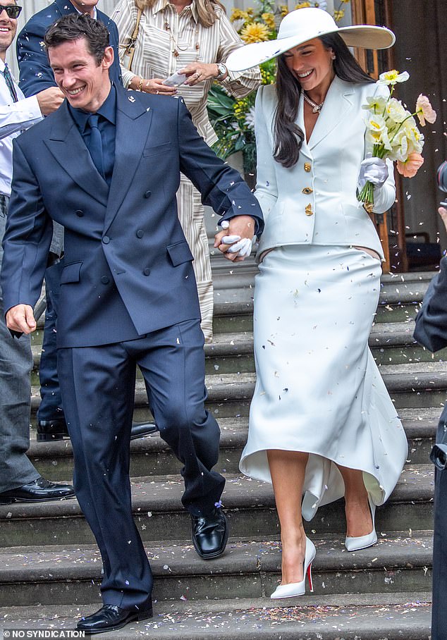 Dua Lipa e Callum Turner se casaram no último domingo em uma cerimônia discreta na prefeitura de Marylebone
