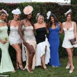 Faça uma pose! Os glamorosos participantes das corridas entraram no fim de semana em grande estilo ao descerem no hipódromo de Epsom para o Ladies Day