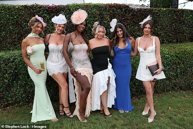 Faça uma pose! Os glamorosos participantes das corridas entraram no fim de semana em grande estilo ao descerem no hipódromo de Epsom para o Ladies Day