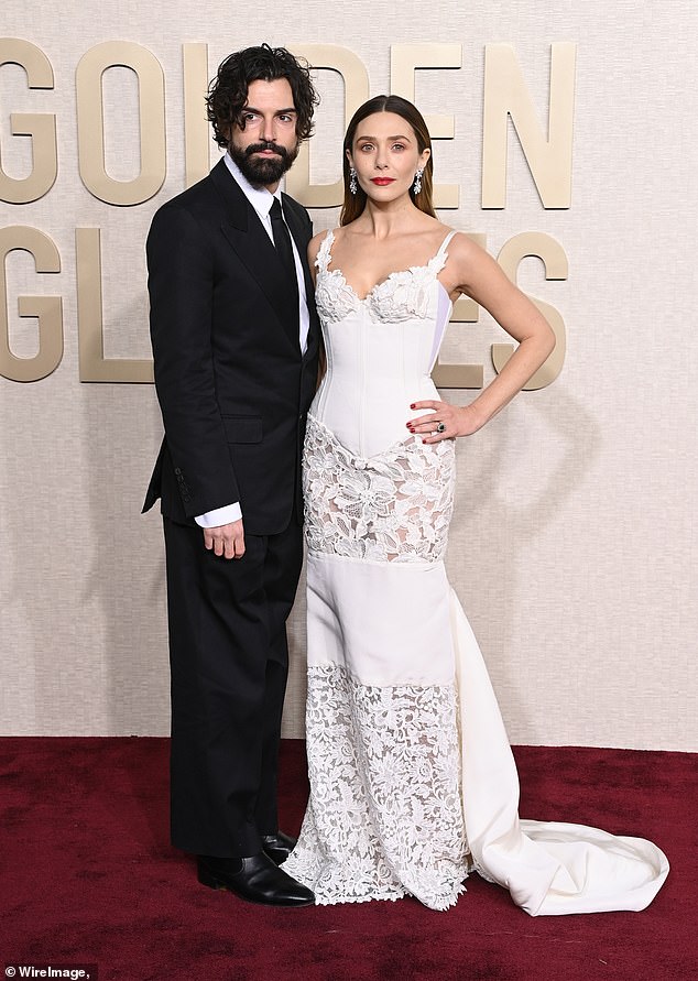 A estrela da Marvel, Elizabeth Olsen, está esperando seu primeiro filho com o marido Robbie Arnett; Acima, em 2024