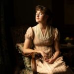 Ella Bruccoleri, estrela de 'The Other Bennet Sister', interpretando uma flor de parede da regência, o romance de Mary com Tom e uma possível segunda temporada