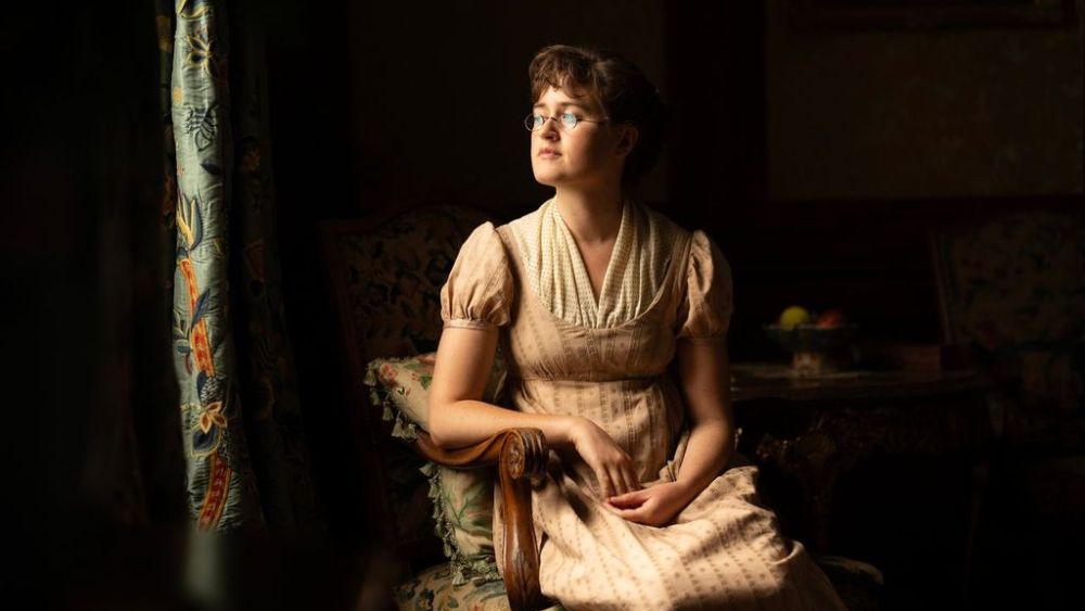 Ella Bruccoleri, estrela de 'The Other Bennet Sister', interpretando uma flor de parede da regência, o romance de Mary com Tom e uma possível segunda temporada