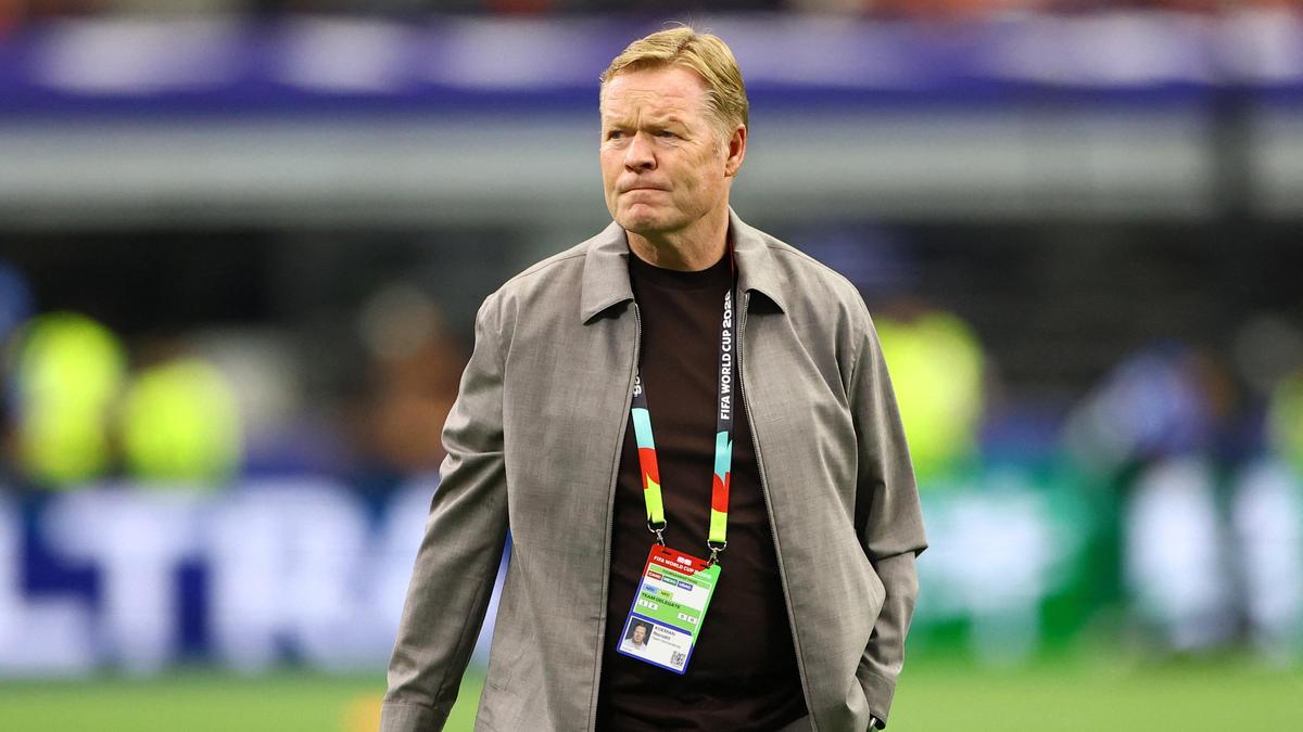 Futebol - Copa do Mundo FIFA 2026 - Grupo F - Holanda x Japão - Dallas Stadium, Arlington, Texas, EUA - 14 de junho de 2026 O técnico holandês Ronald Koeman entra em campo antes da partida REUTERS/Hannah Mckay