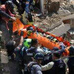 Em imagens: corrida contra o tempo para resgatar sobreviventes do terremoto na Venezuela