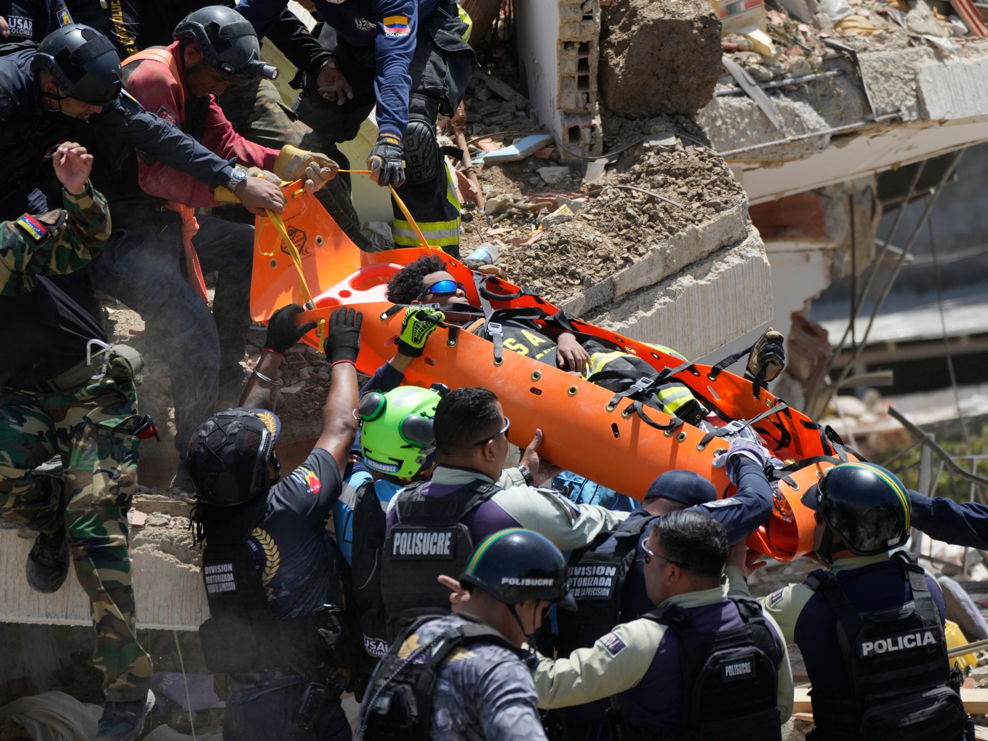 Em imagens: corrida contra o tempo para resgatar sobreviventes do terremoto na Venezuela