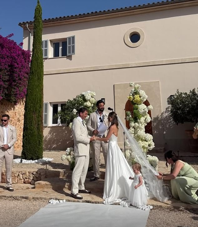 Emily Blackwell se casou com Jordan Oldershaw em uma cerimônia deslumbrante em Maiorca com a presença de seus amigos astros do reality show no sábado