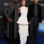 Depois de ser aclamada por sua atuação ‘incrível’ no Dia da Divulgação, Emily Blunt deu início às promoções do épico de ficção científica de Steven Spielberg em um photocall em Paris na terça-feira.