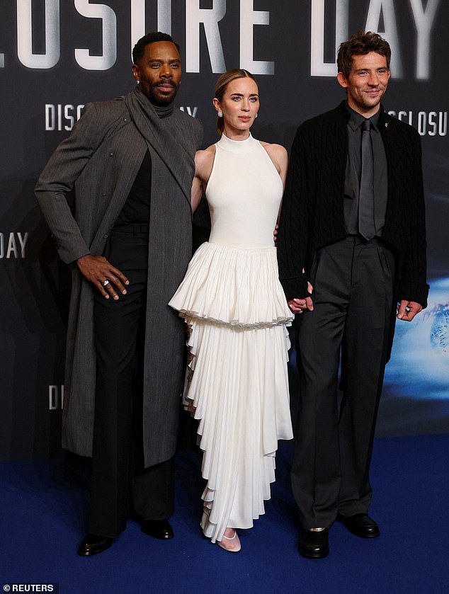 Depois de ser aclamada por sua atuação ‘incrível’ no Dia da Divulgação, Emily Blunt deu início às promoções do épico de ficção científica de Steven Spielberg em um photocall em Paris na terça-feira.