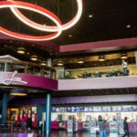 Enquanto a Paramount busca a aquisição da Warner Bros. por US$ 111 bilhões, David Ellison abandona sua rede de cinemas