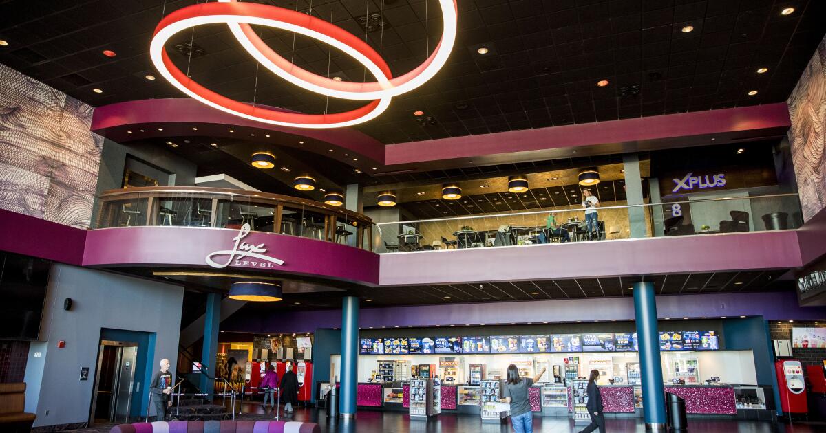 Enquanto a Paramount busca a aquisição da Warner Bros. por US$ 111 bilhões, David Ellison abandona sua rede de cinemas