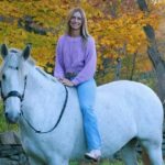 Rodeo Star Kelsie Domer, filha de 3 anos, Oaklynn, morre após um acidente de cavalo