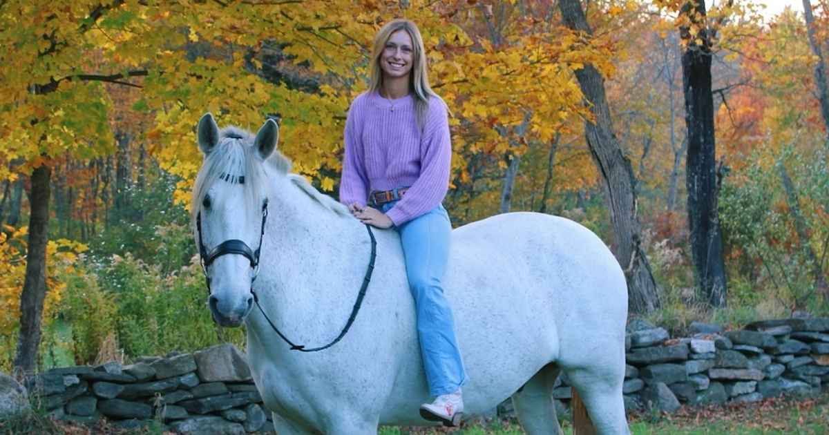 Rodeo Star Kelsie Domer, filha de 3 anos, Oaklynn, morre após um acidente de cavalo