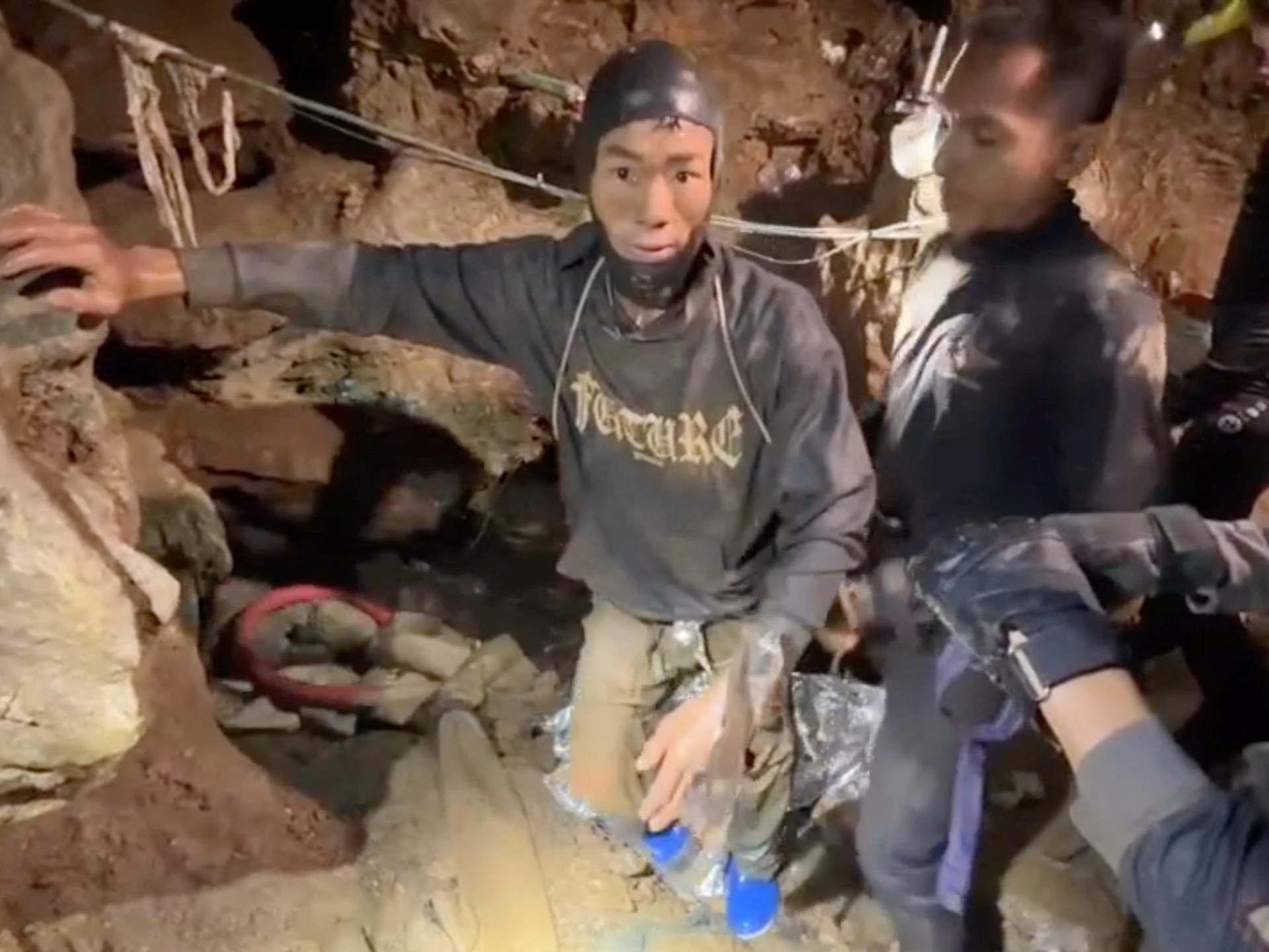 Equipes de resgate interrompem busca pelos últimos dois homens perdidos em caverna no Laos