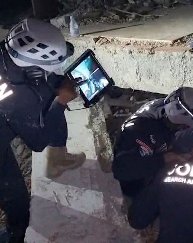 Equipes de resgate na Venezuela resgatam criança viva de prédio que desabou seis dias após terremotos gêmeos