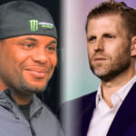 Daniel Cormier e Eric Trump fotografados lado a lado em meio à controvérsia viral da captura de tela das apostas no UFC Freedom 250, já que ambos negam publicamente supostas mensagens privadas sobre lesões de lutadores e lutas fraudulentas.