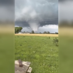 Erupção de tornados atinge o Centro-Oeste, matando pelo menos 2