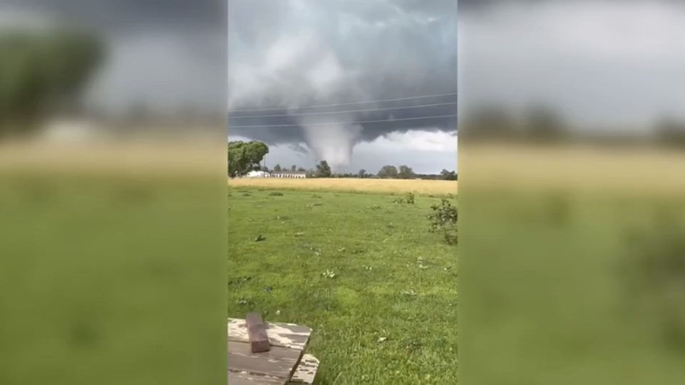 Erupção de tornados atinge o Centro-Oeste, matando pelo menos 2