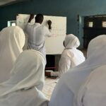 A UNICEF relata que mais de metade das raparigas no norte da Nigéria não frequentam a escola, o que realça as profundas disparidades de género na educação. (Abdulaziz Bagwai/Al Jazeera)